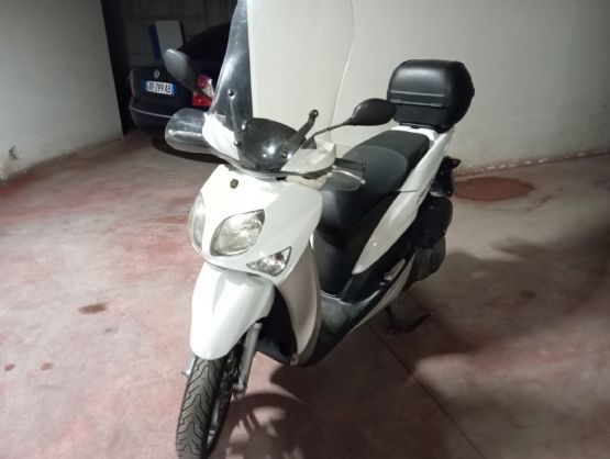 Shitet motorr Yamaha 150 cc, Shitet motorr Yamaha model X center viti 2017, Motorra Yamaha ne shitje, Shitet motorr Yamaha me targa dhe dogane te paguar, shiten motorra Yamaha te ardhur nga italia